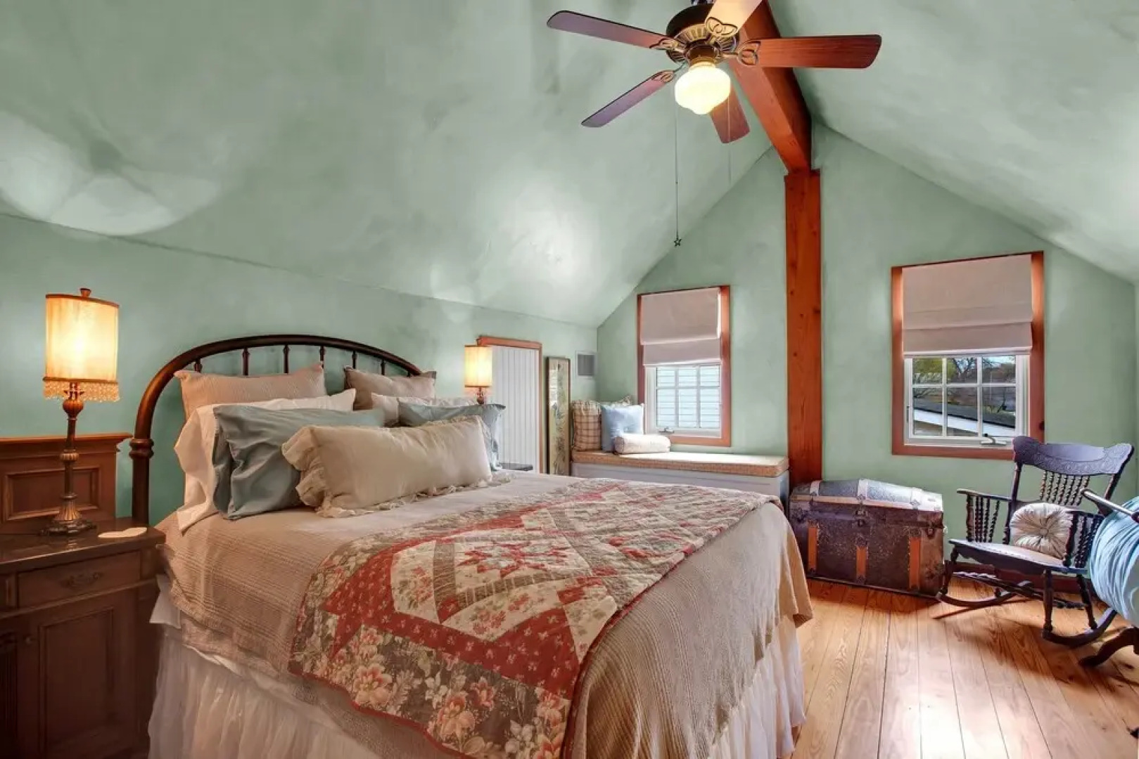 Luxury&location! 1 Blk to Main St W/hottub&firepit