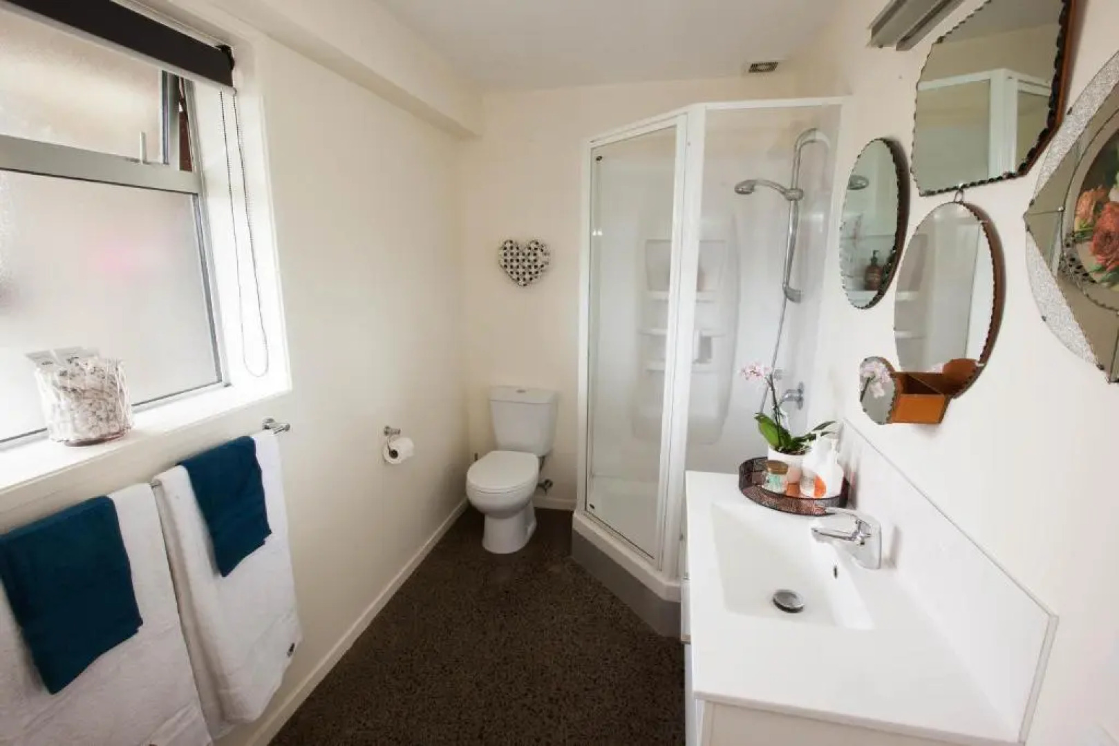 The Queenslander Raglan