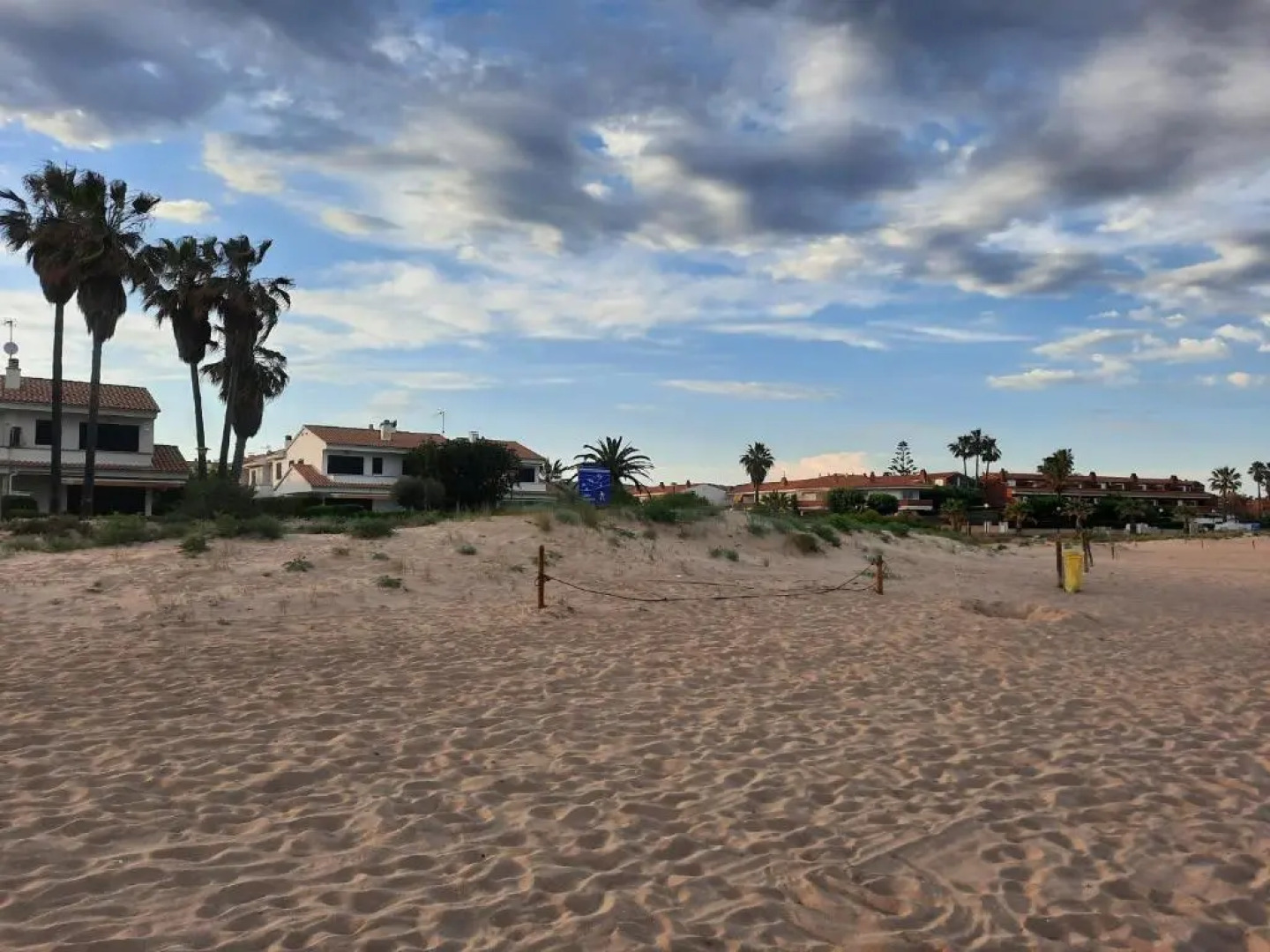 Cosy house with garden infront of the sea