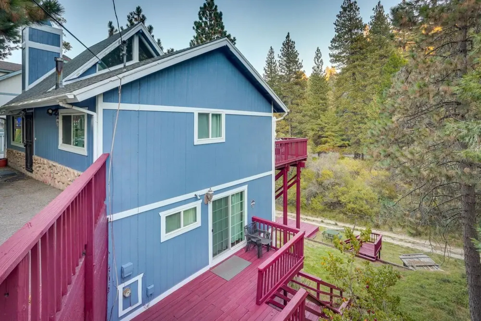 Cabin w/ 2 Decks - 3 Mi to Lake Arrowhead Village!
