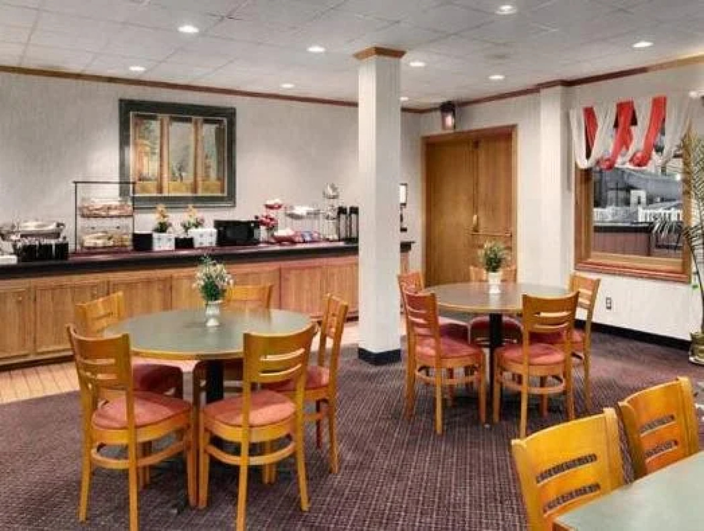 海斯大使酒店及会议中心(Hays Ambassador Hotel & Conference Center)