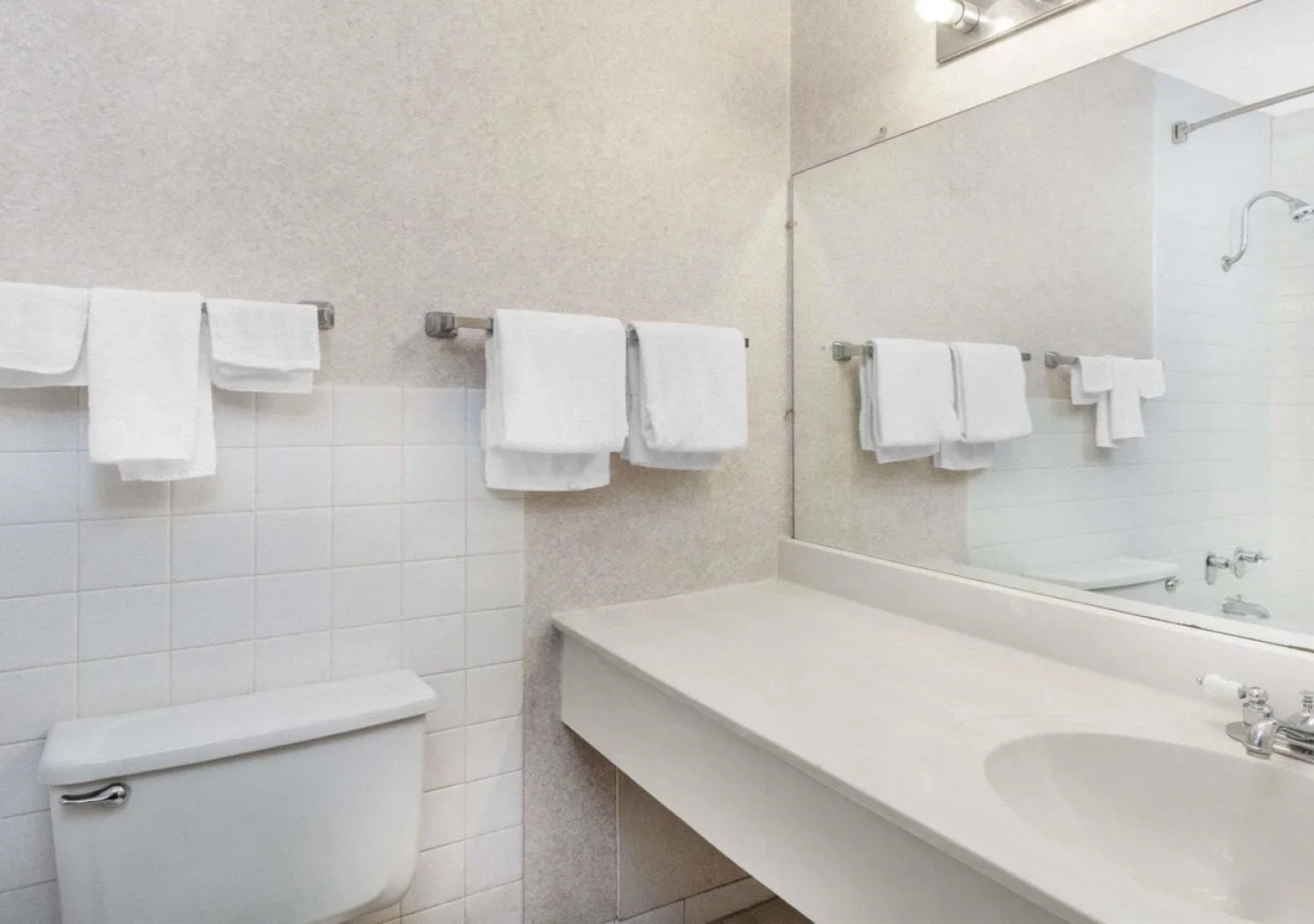 Napoleon Inn & Suits