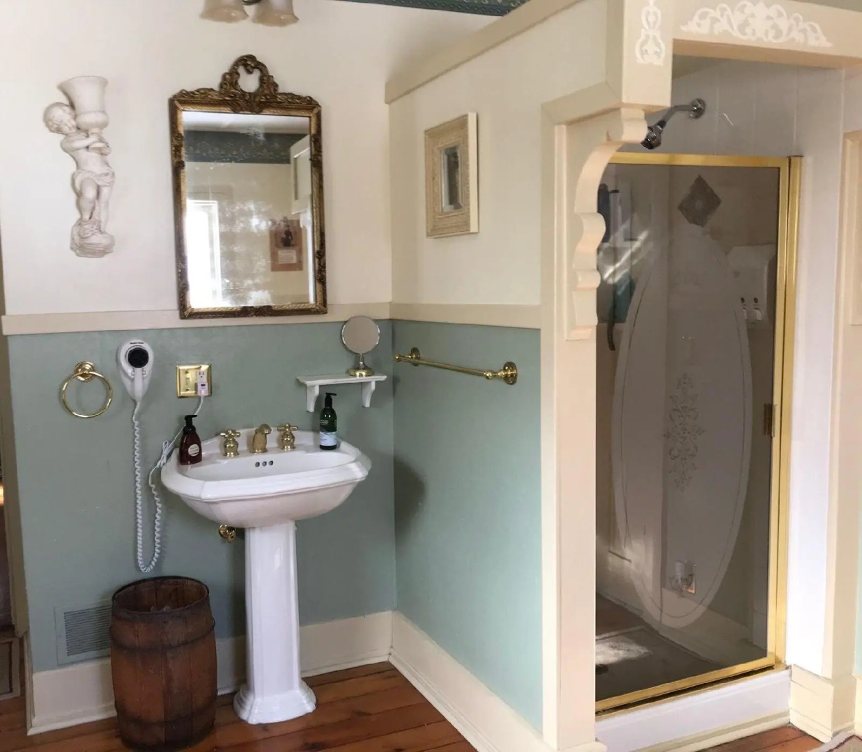 Iron Amethyst Inn   Boutique Hotel