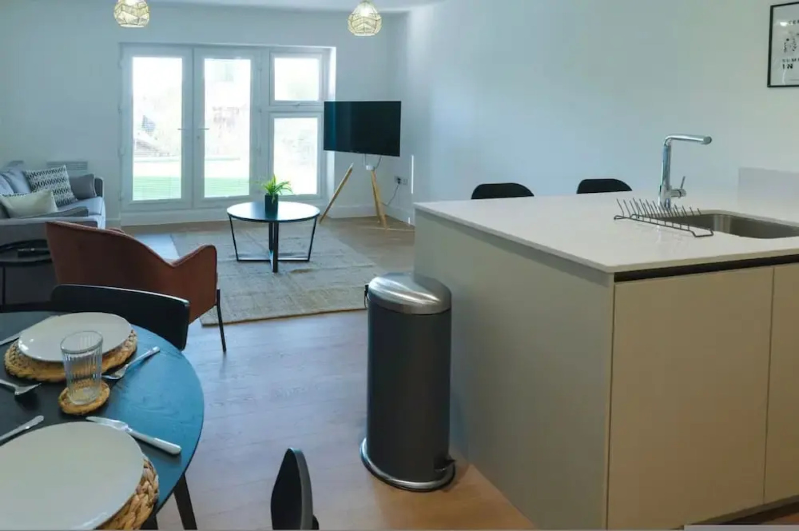 Luxury Manchester Apartment - Blue