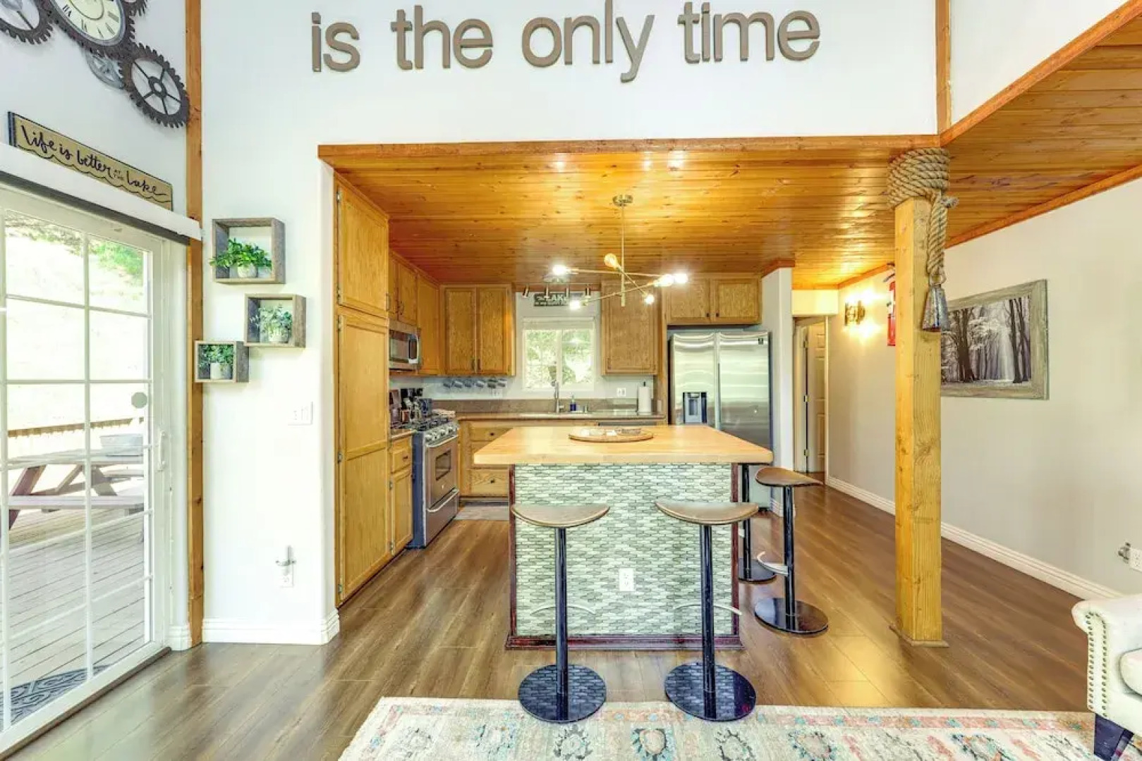 Remodeled Crestline Retreat: Walk to Lake Gregory!