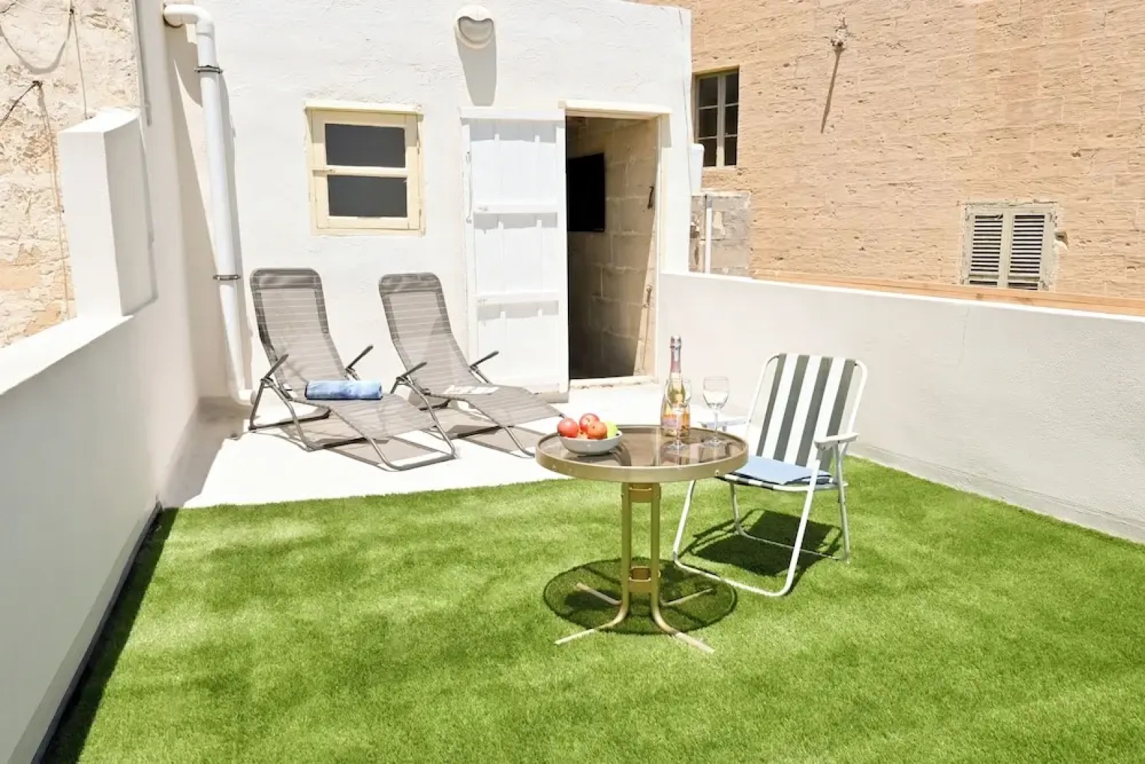 A Cosy Nest Overlooking The Sea