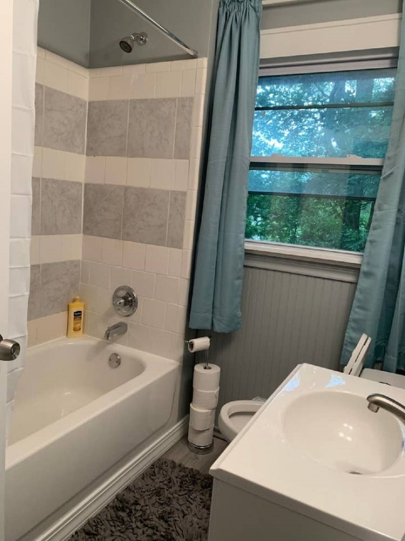 3 Bedroom House in Pontiac near Auburn Hill, Palace DTE Energy