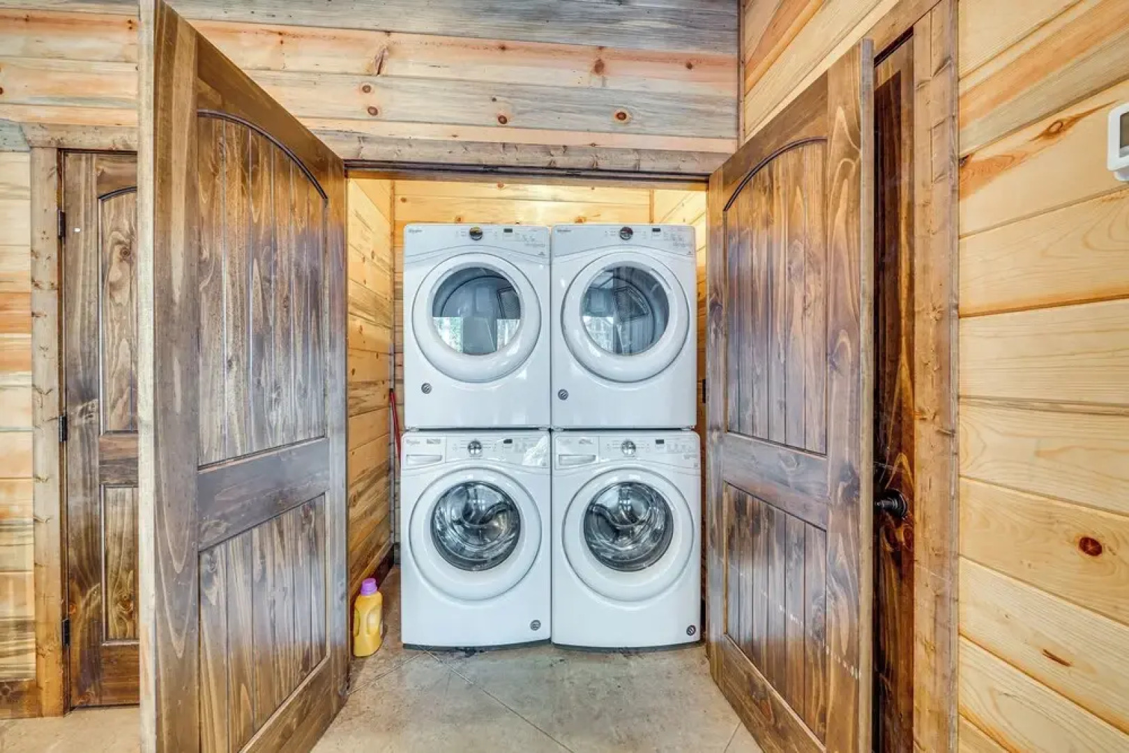 Hot Tub & Game Room: Spacious Cabin in Broken Bow!