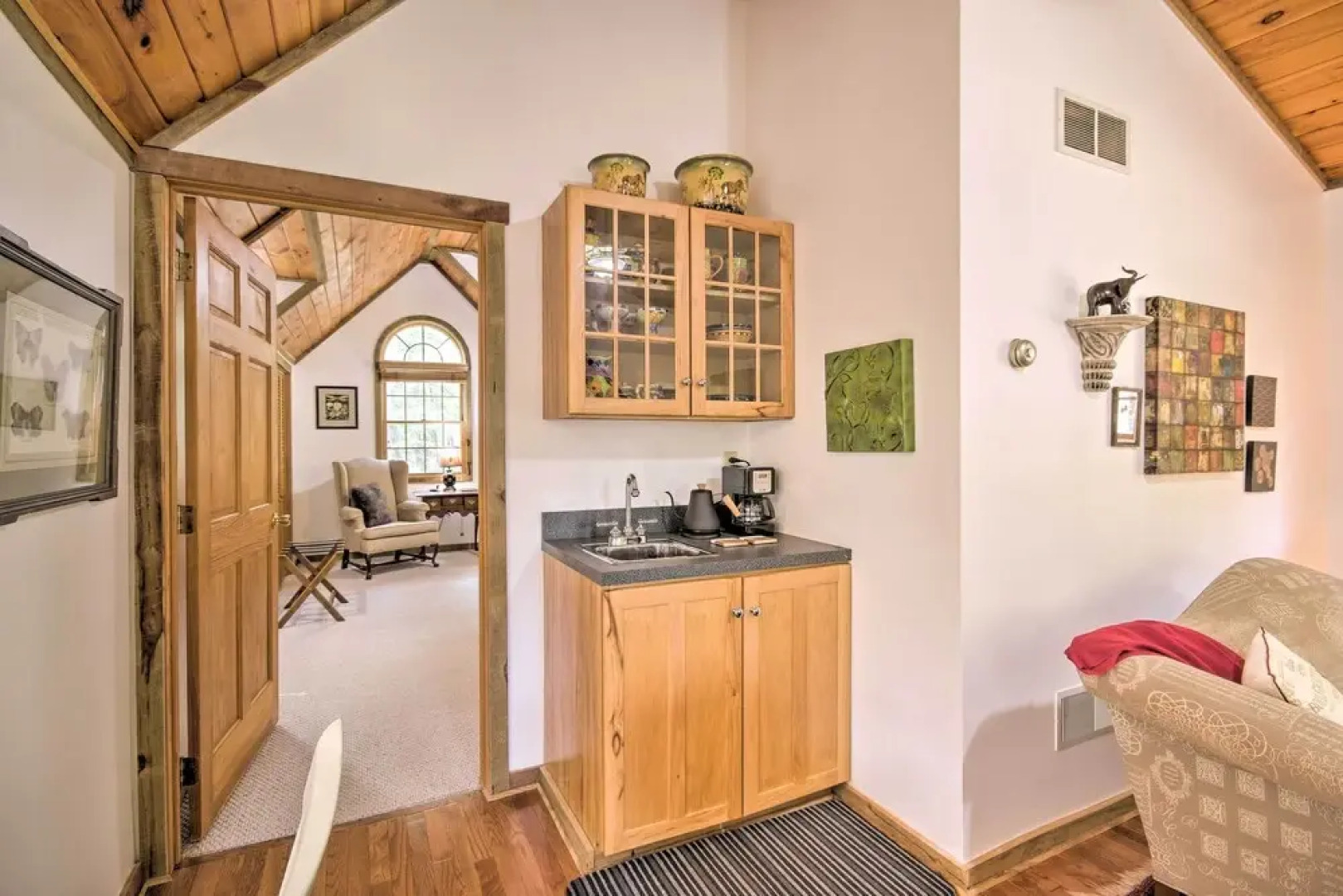 Couples Cabin - 5 Mi to DT Berkeley Springs!