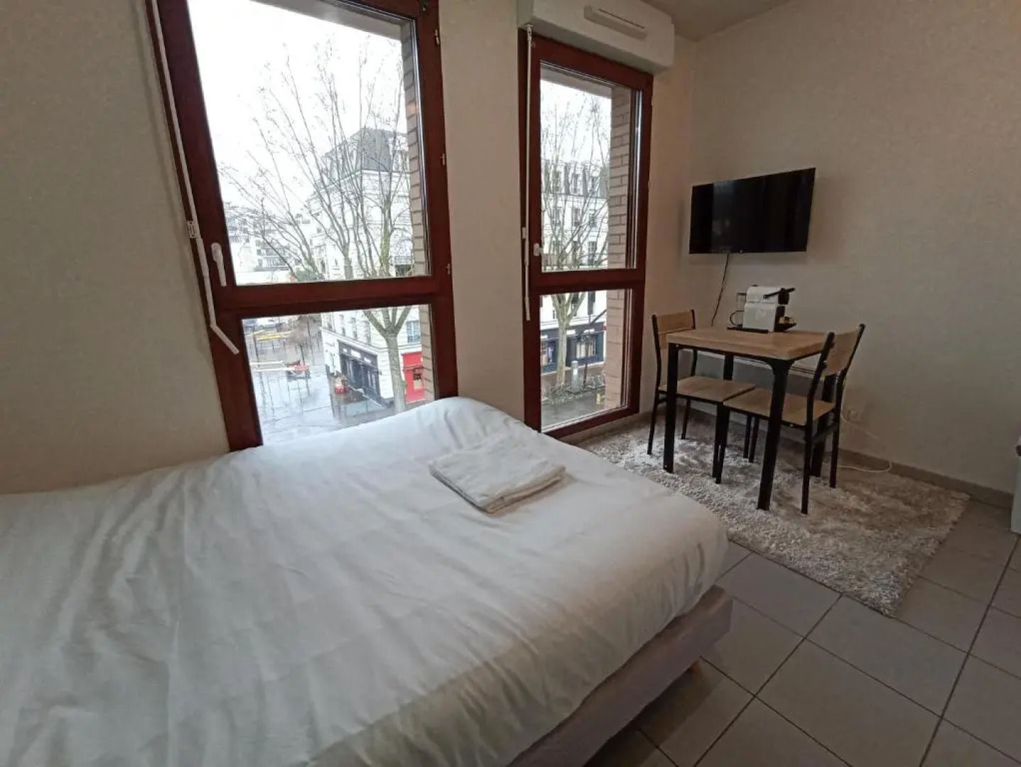 Joli studio récent, plein centre de Chaville