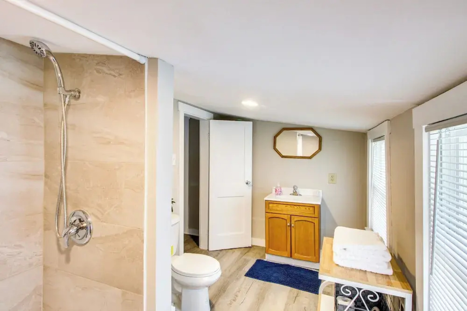 1 Mi to K-state Campus: Central Manhattan Home