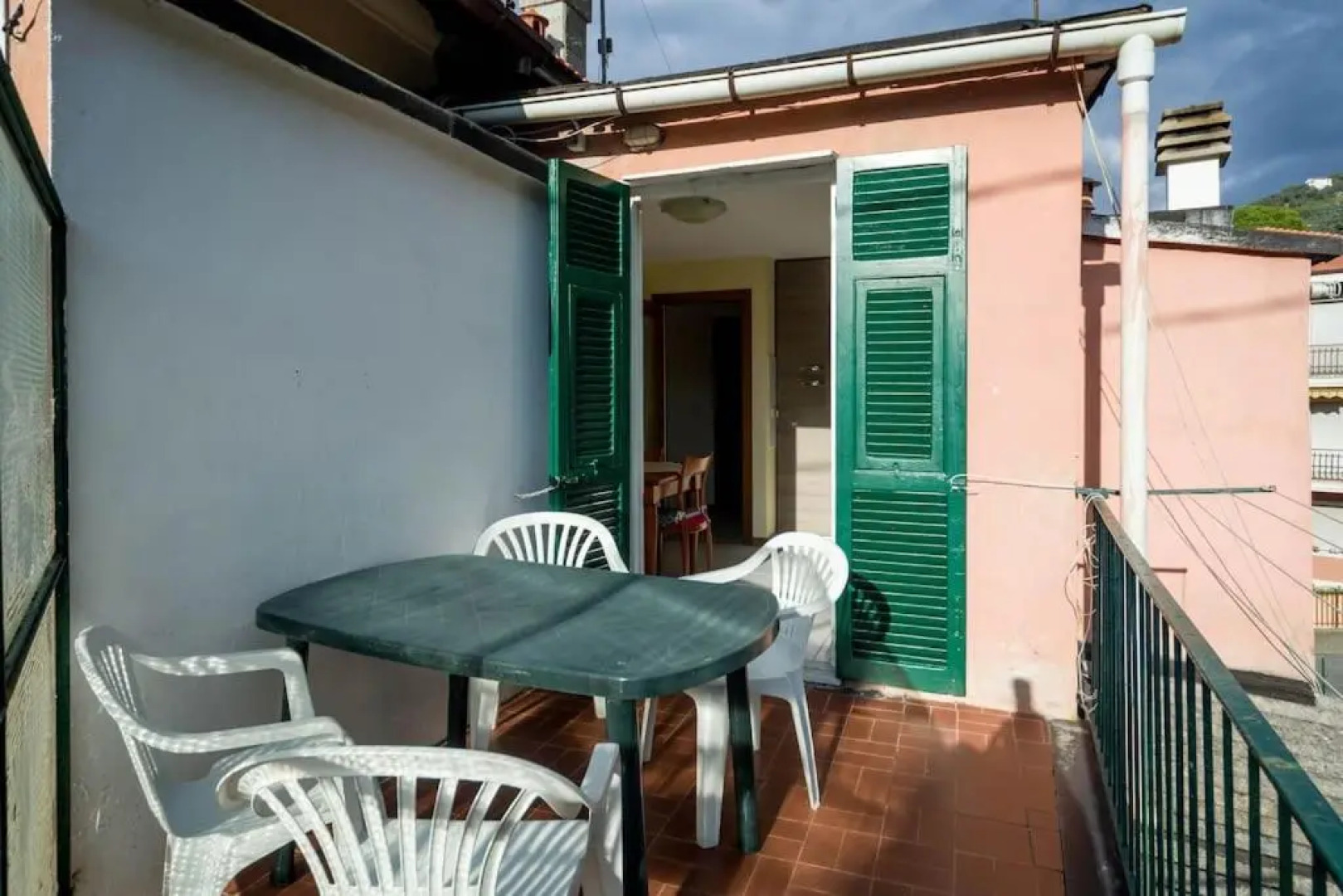 Apartment Effort Off c.d.c