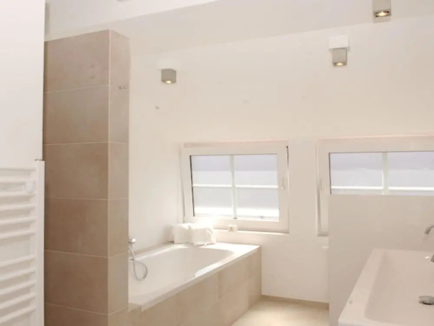 House Flora, Golden Knoepke