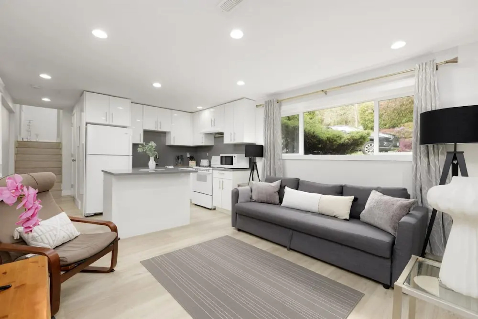 Stylish 1 BR Suite in North Vancouver 10 Mins ski