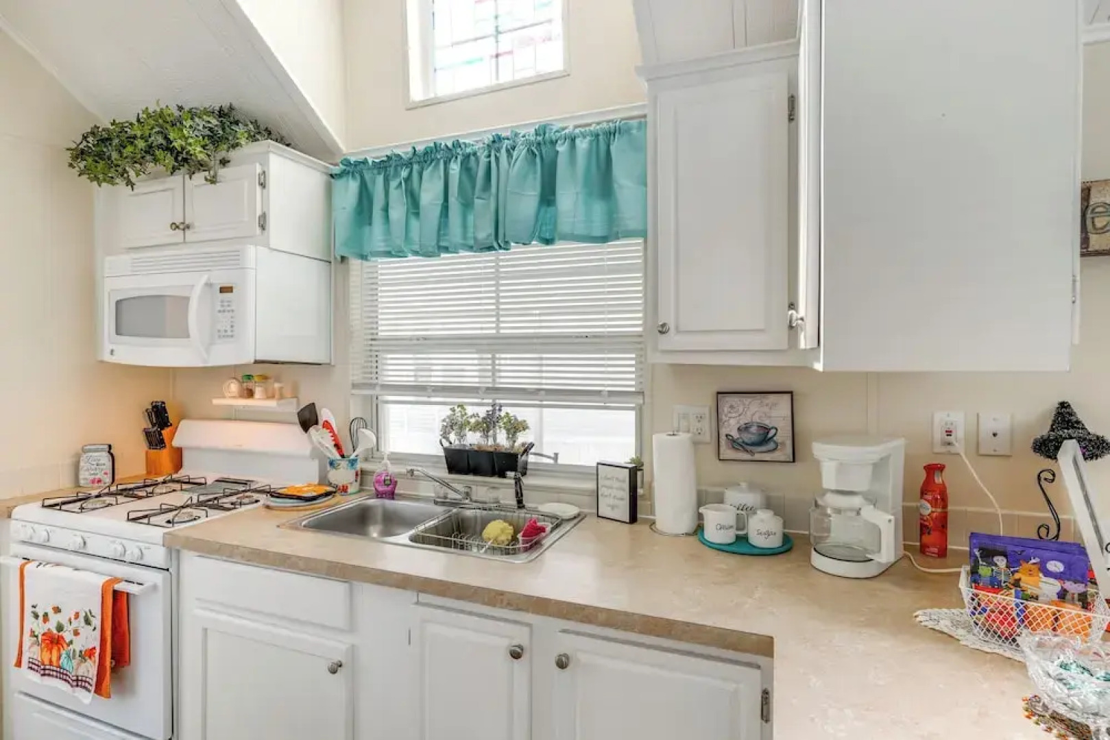 Lakeland Cottage w/ Pool Access + Screened Porch!