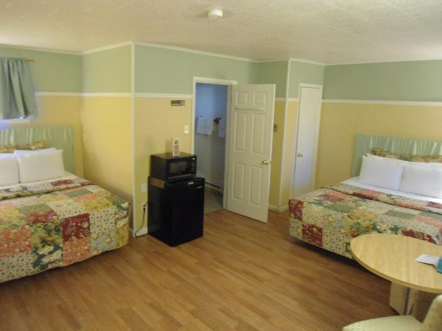 Flower Field Motel & Cottages