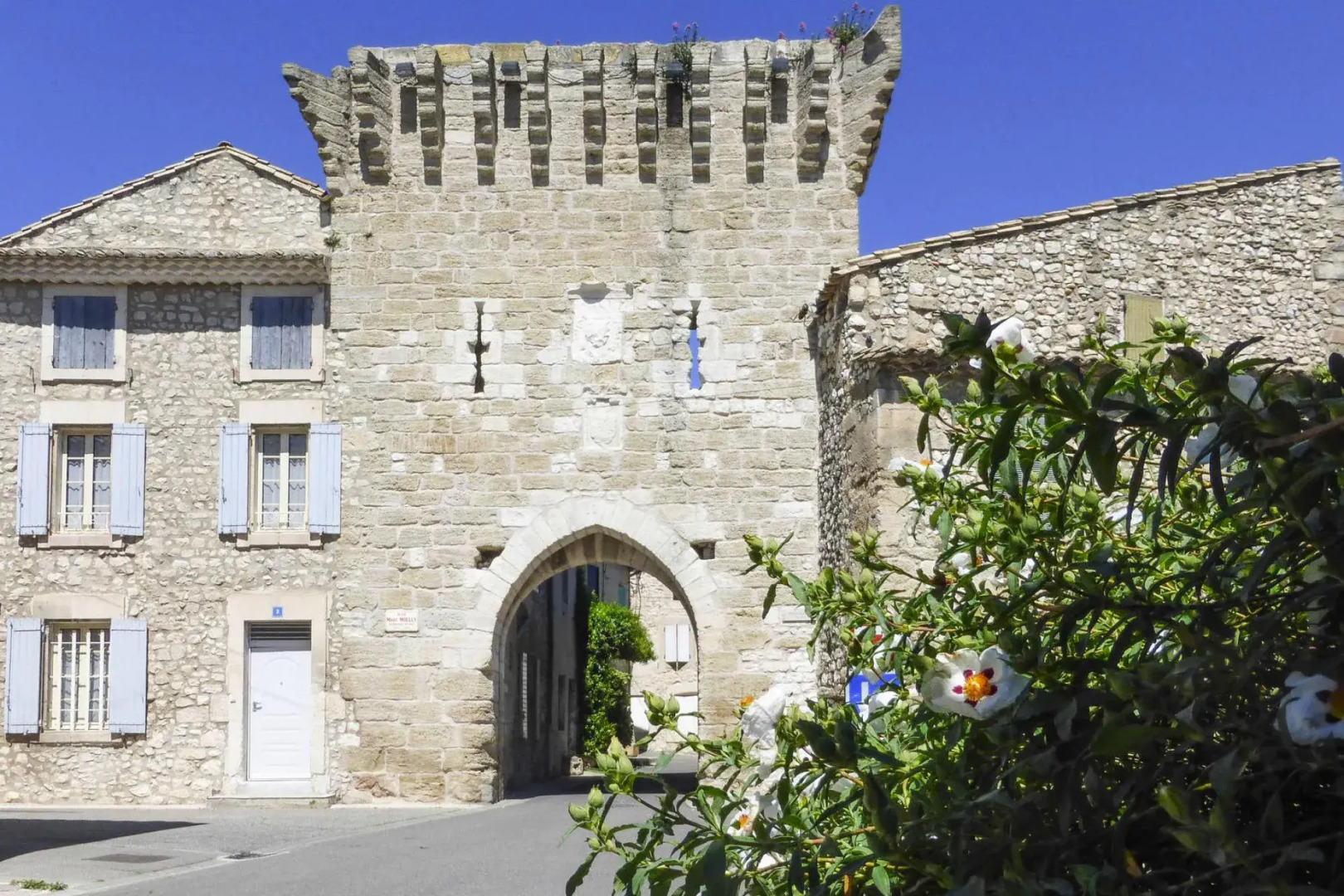 Cozy Noves Home With Pool Access