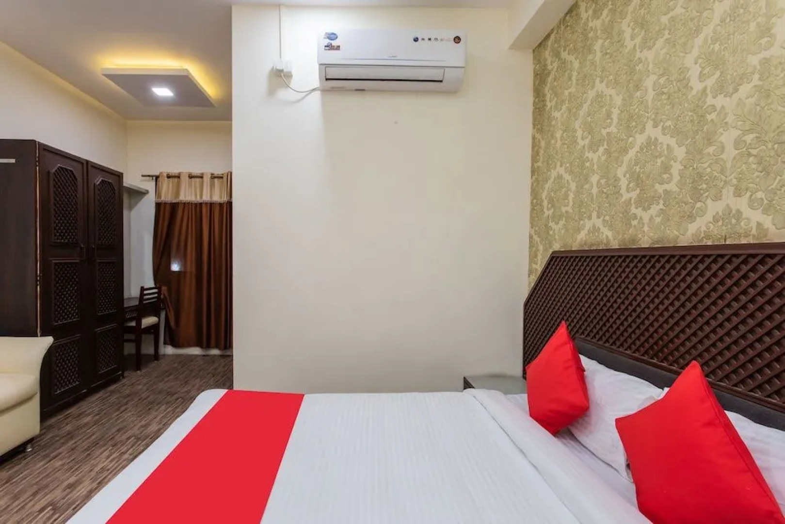 Oyo 24547 Hotel Vishwas Bar And Club Resort