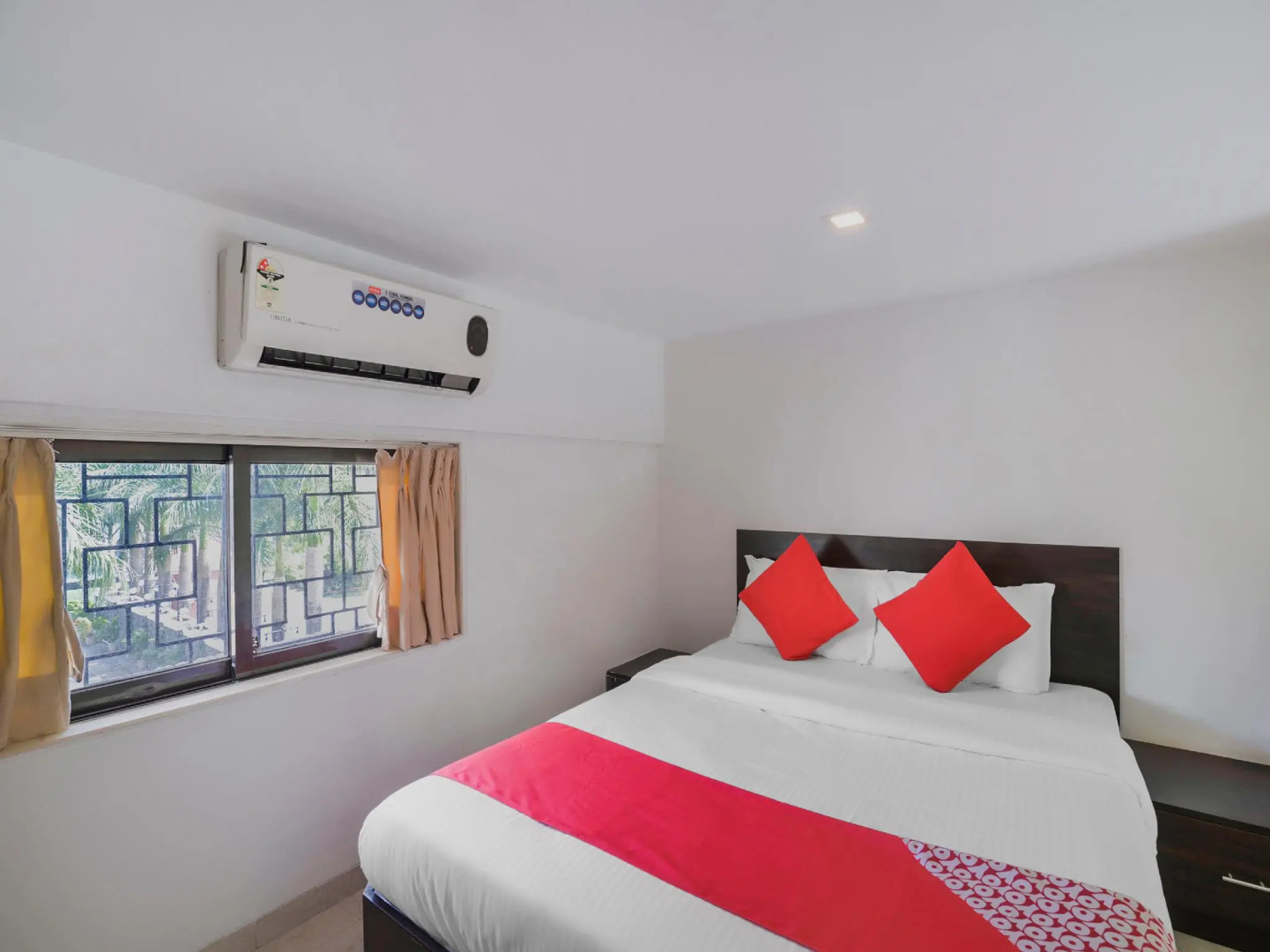 Collection O 23137 Blue Roof Club