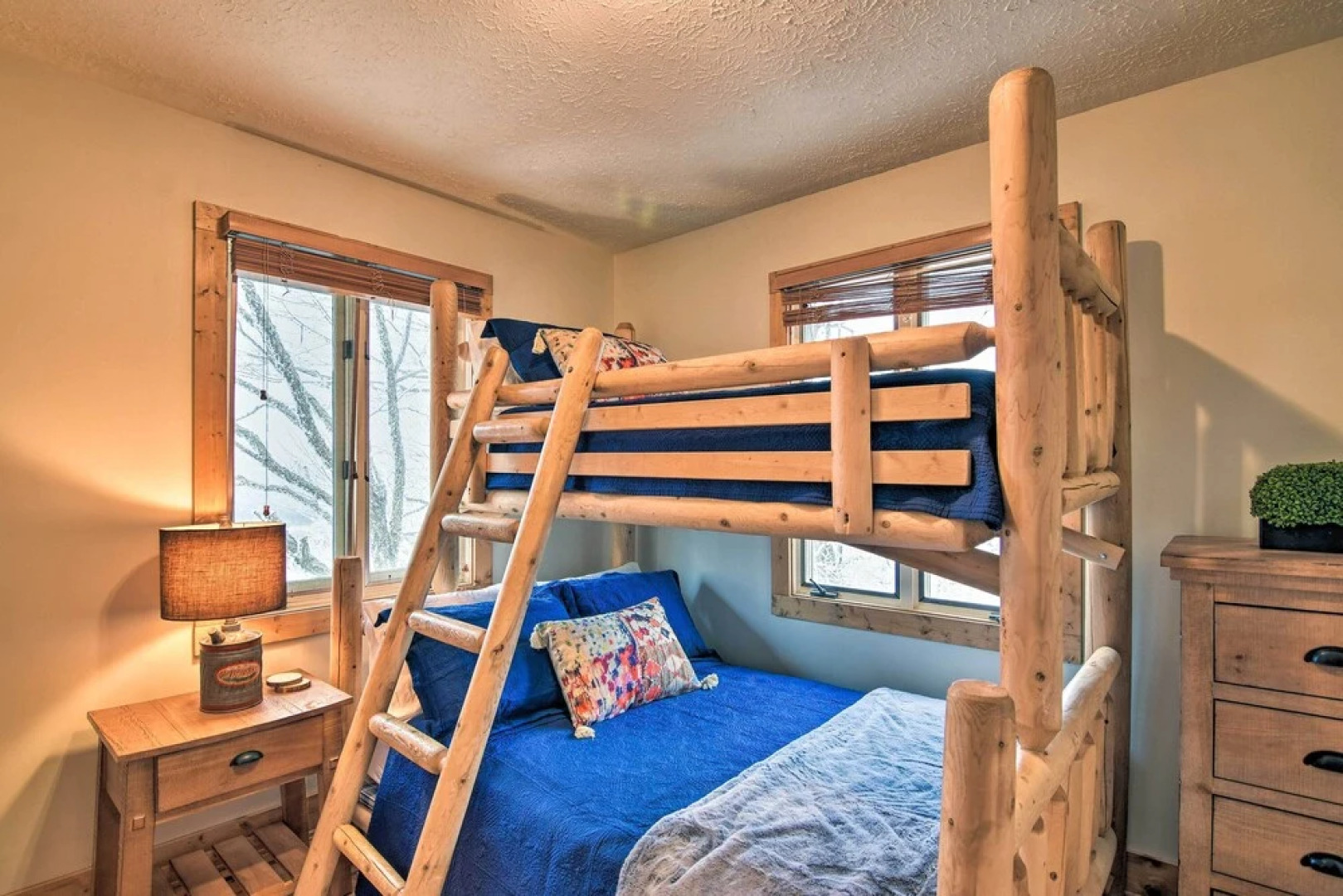 Cabin w/ Fireplace & Mountain Views: 5 Mi to Boone