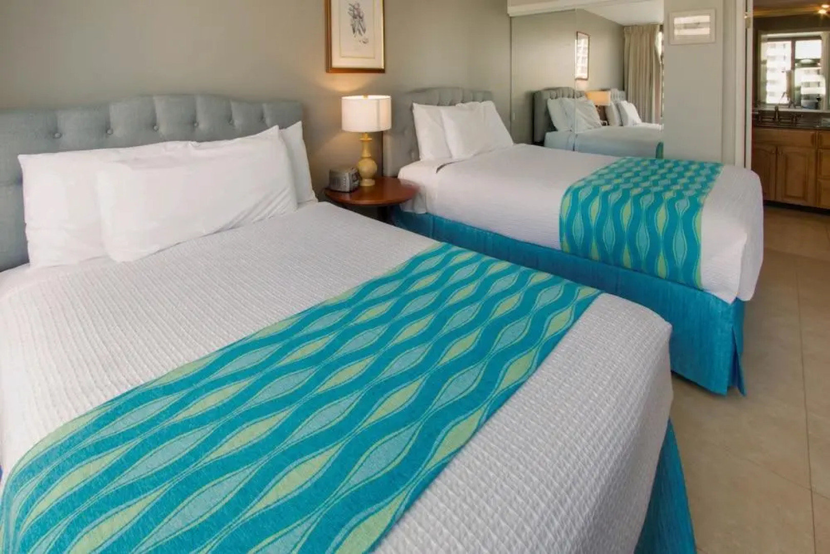 Waikiki Banyan - Pool View Tower 1 Suite 911