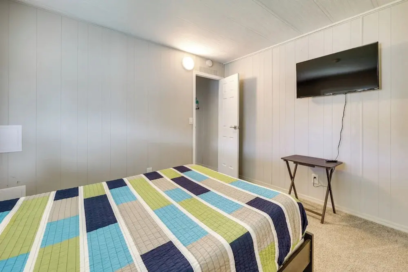 Colorado River Views: Waterfront Bullhead Home