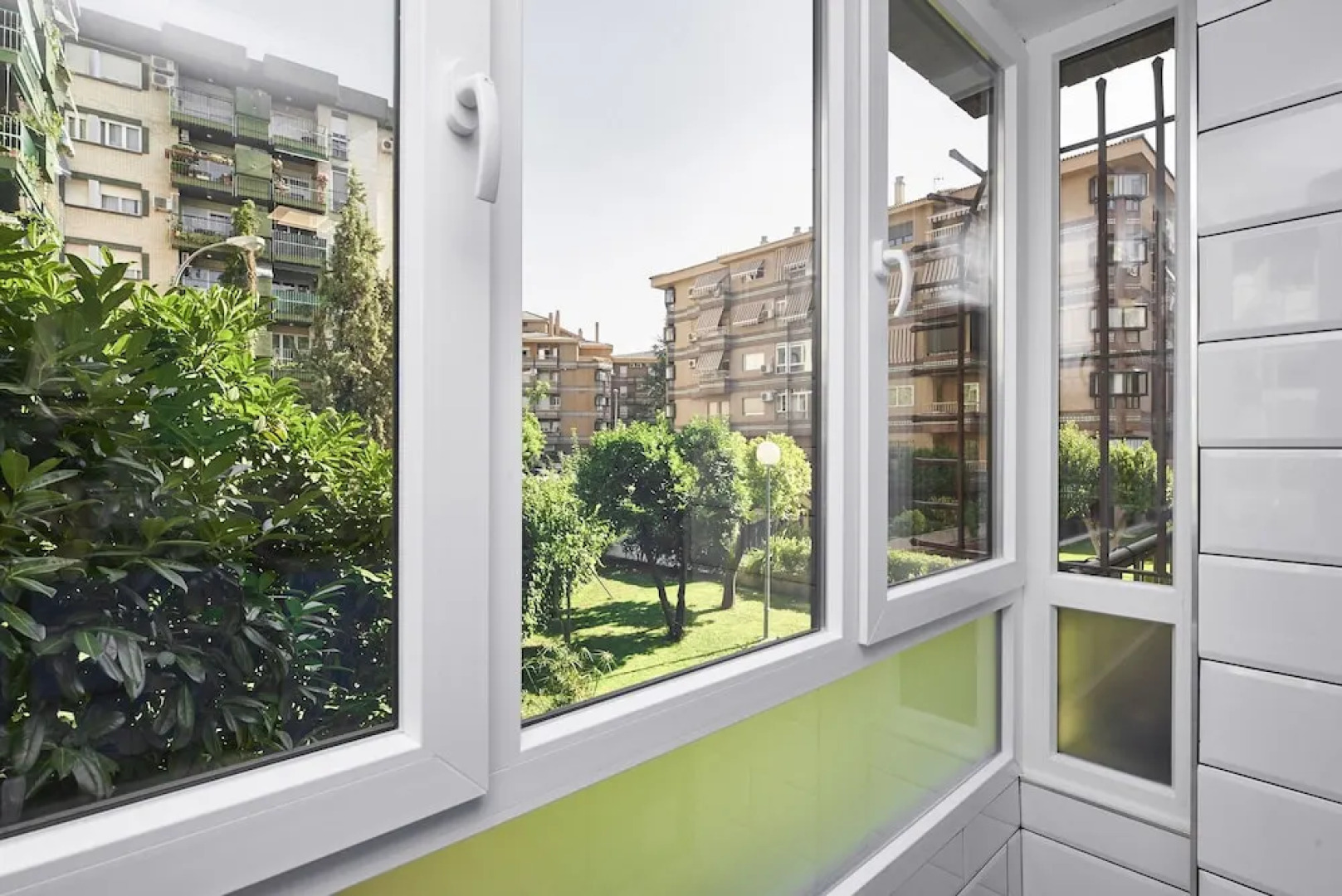 EnjoyGranada CONGRESS Pool and Parking