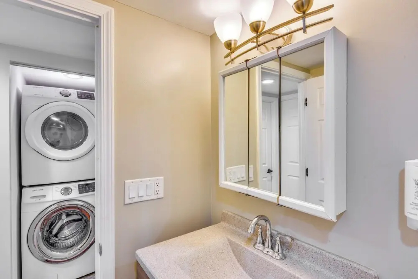 2 Mi to Warren Dunes: Sawyer Apartment w/ Deck!