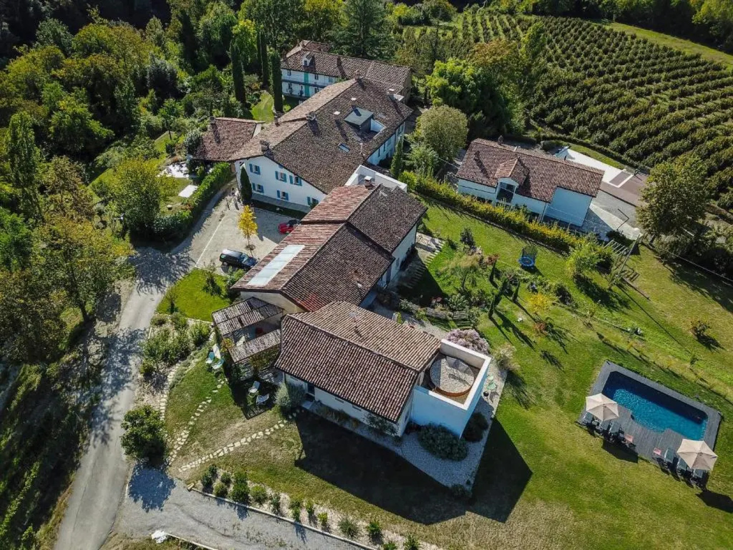 ROSTAGNI 1834 apt in villa with pool in the Barolo region