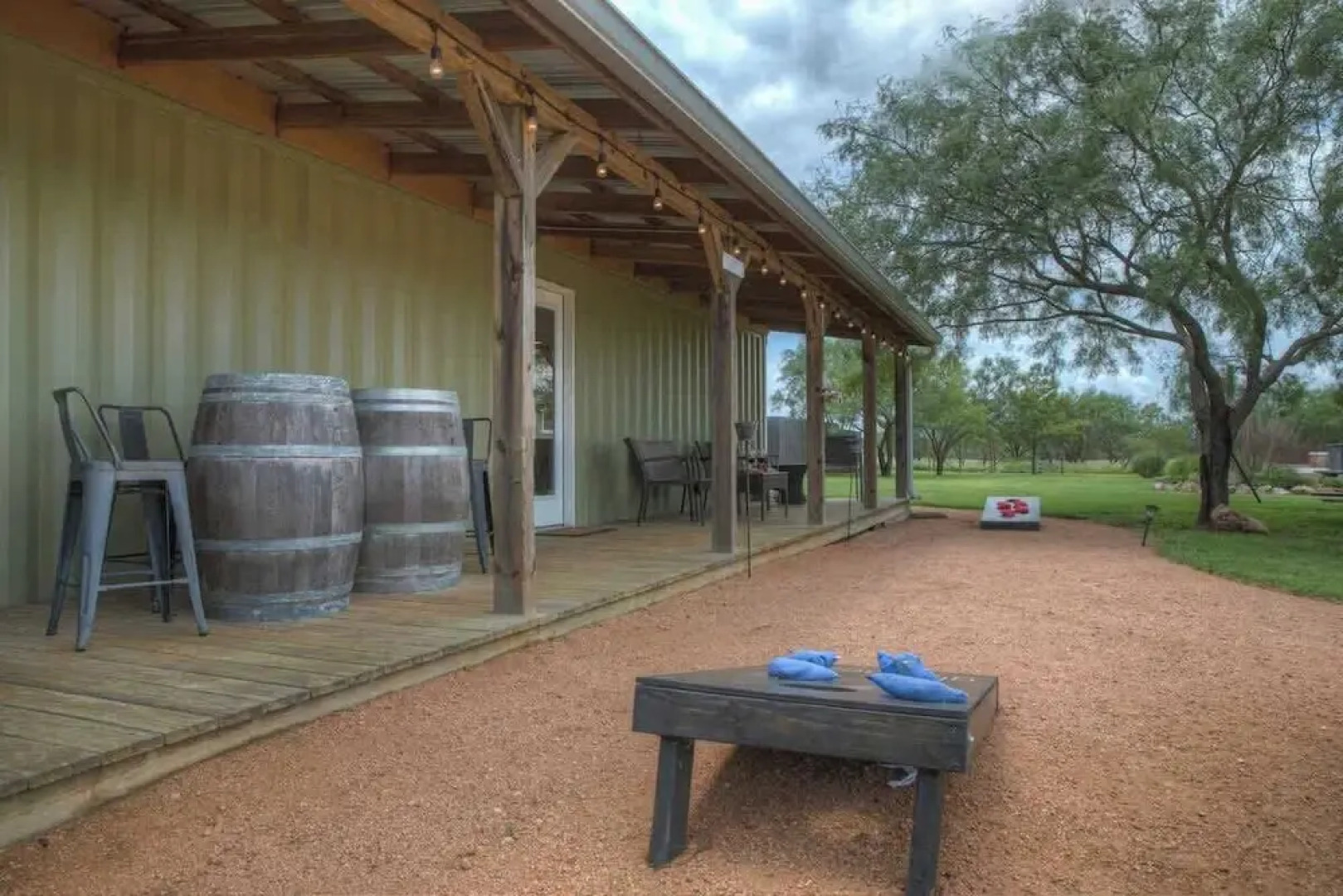 Willie the Modern Tiny Home W/hot-tub & Firetable