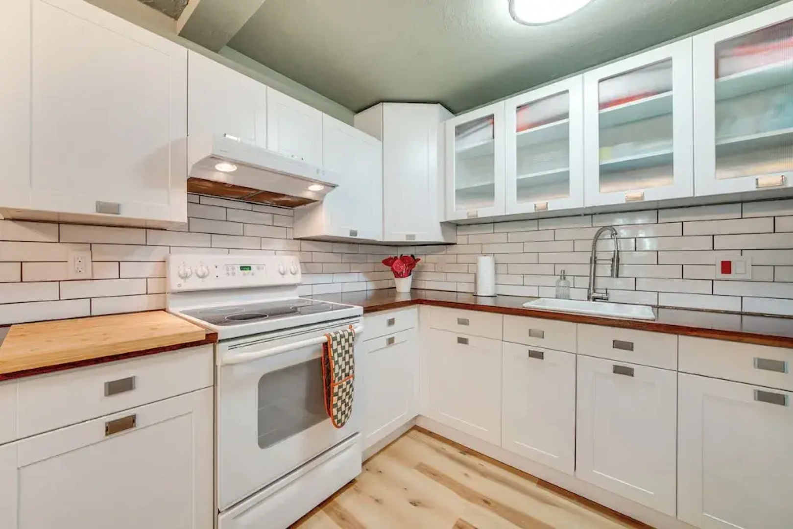 Modern Home Between Seattle, Tacoma & SEA Airport