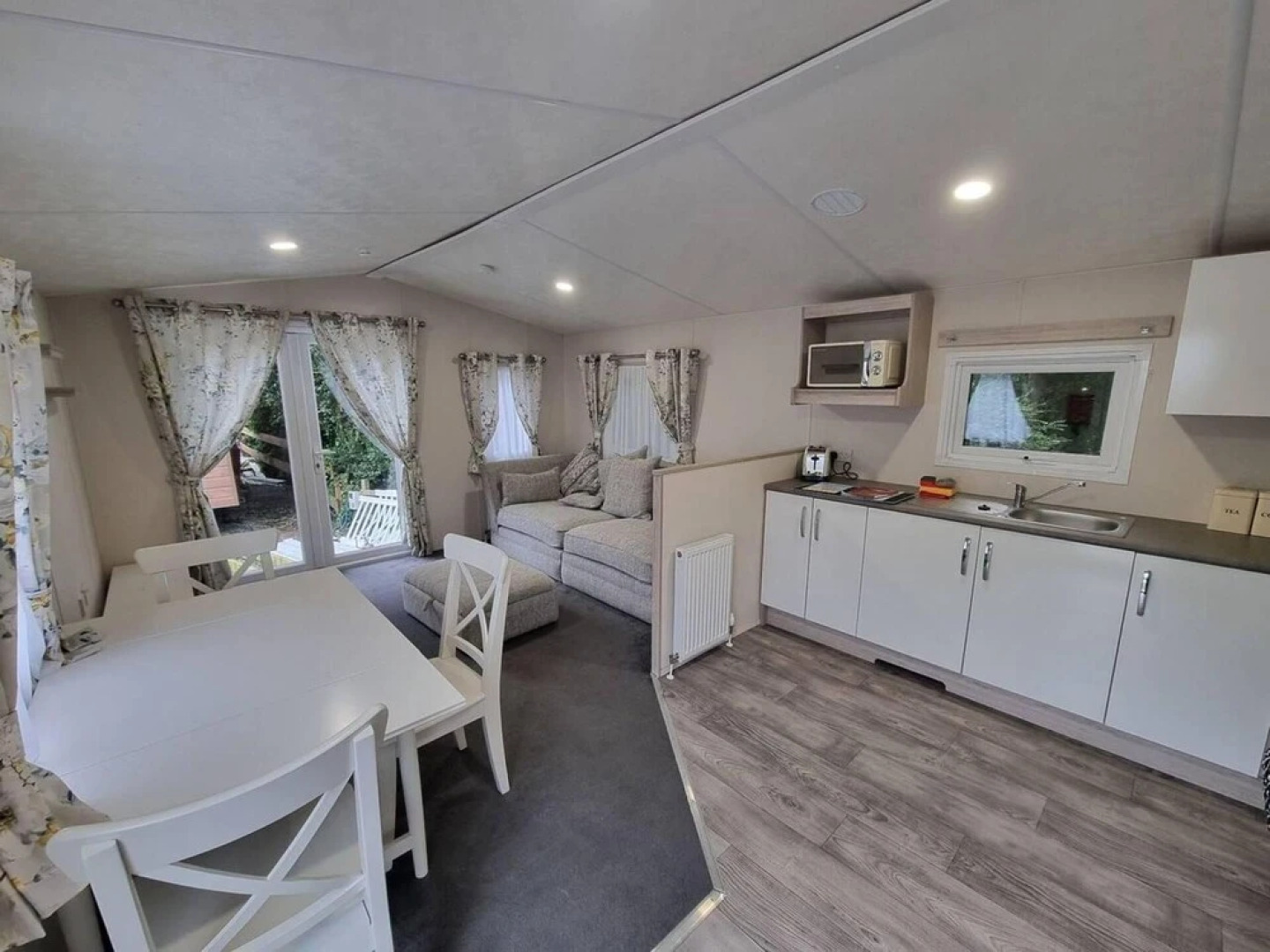 Charming 2-bed Static in Saint Columb