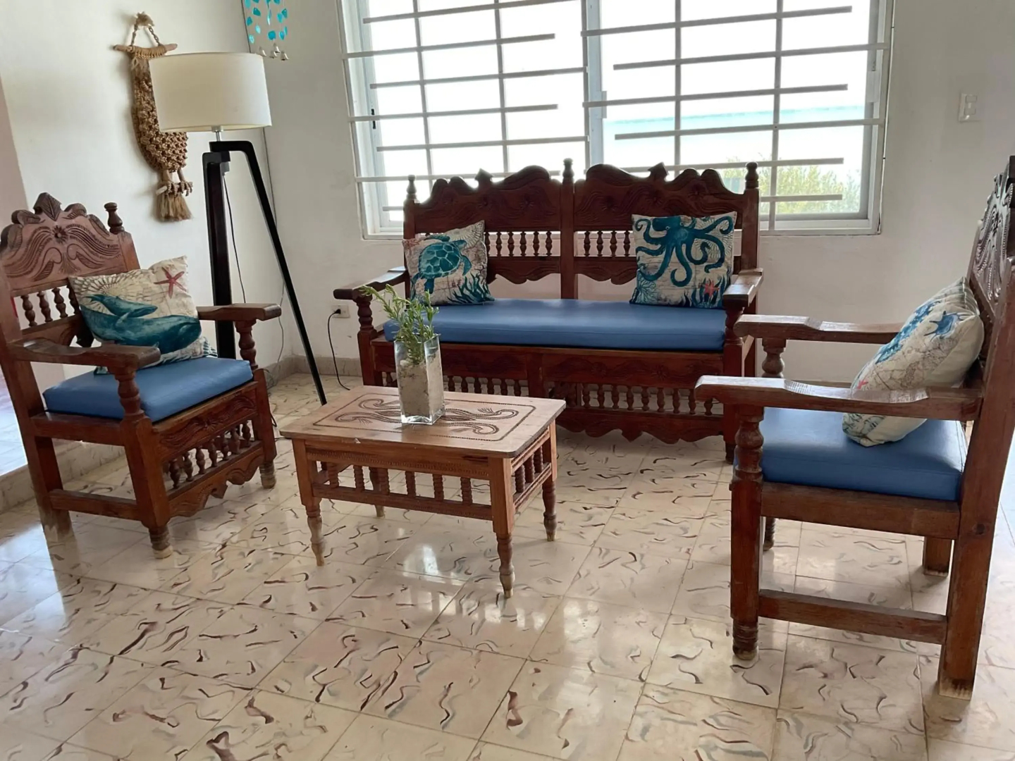 La Casa Amarilla Frente al Mar