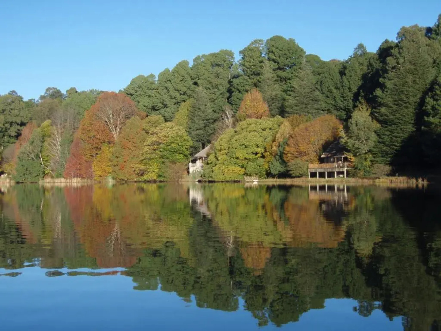 Lake Naverone Holiday Cottages