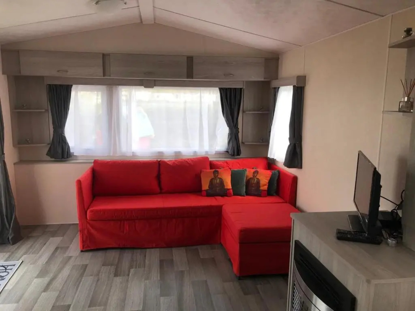 Luxe Chalet op camping Duindoorn, IJmuiden aan Zee, in de buurt van F1 circuit Zandvoort en Bloemendaal op loopafstand strand