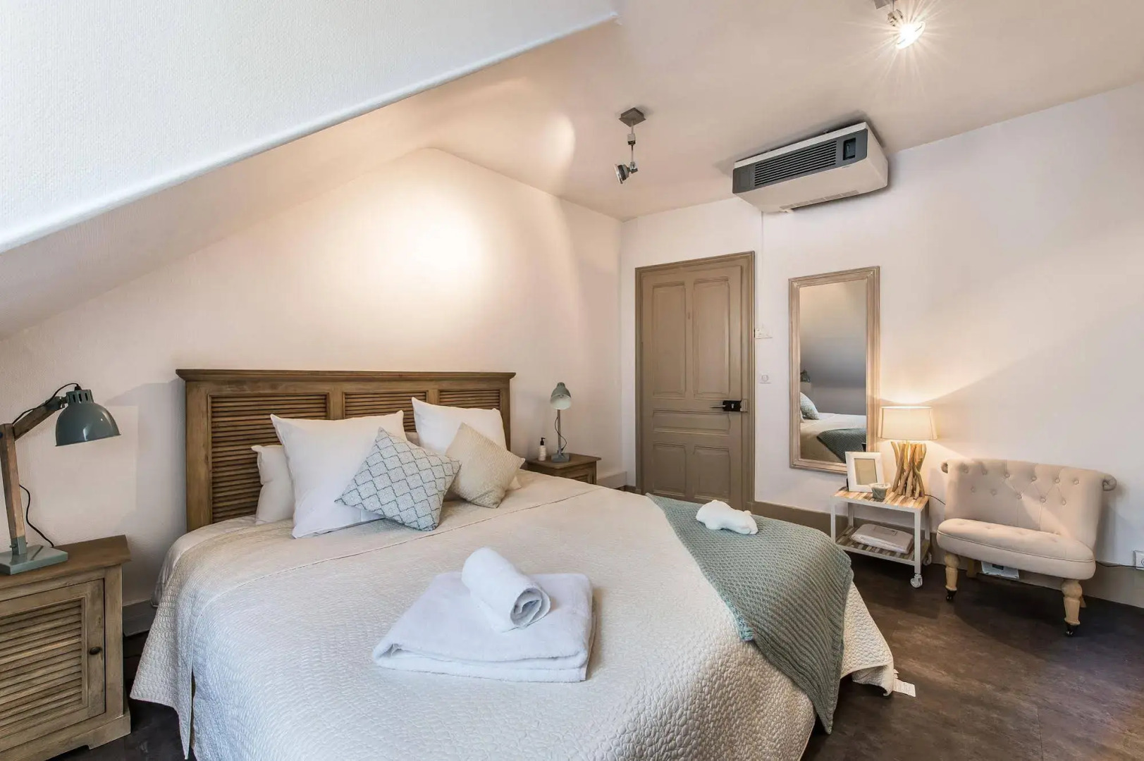 Vallat Lodges Annecy Lake  James Suite