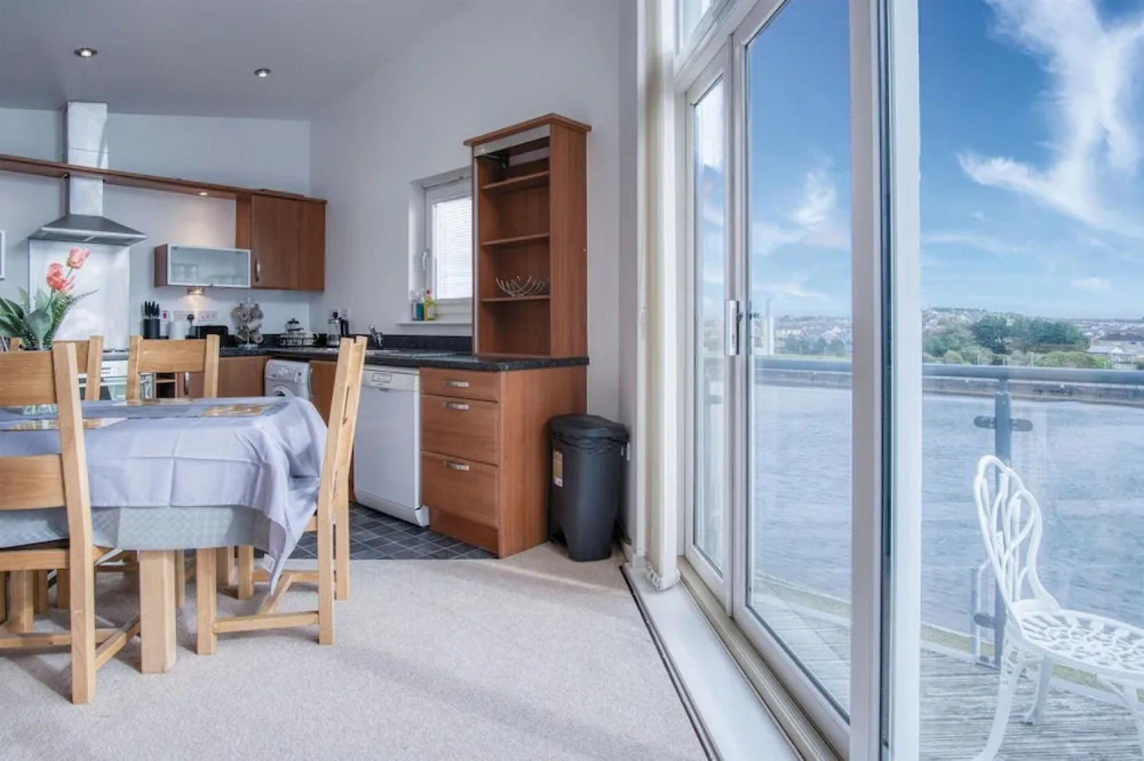 The Penthouse - 3 Bedroom Apartment - Llanelli
