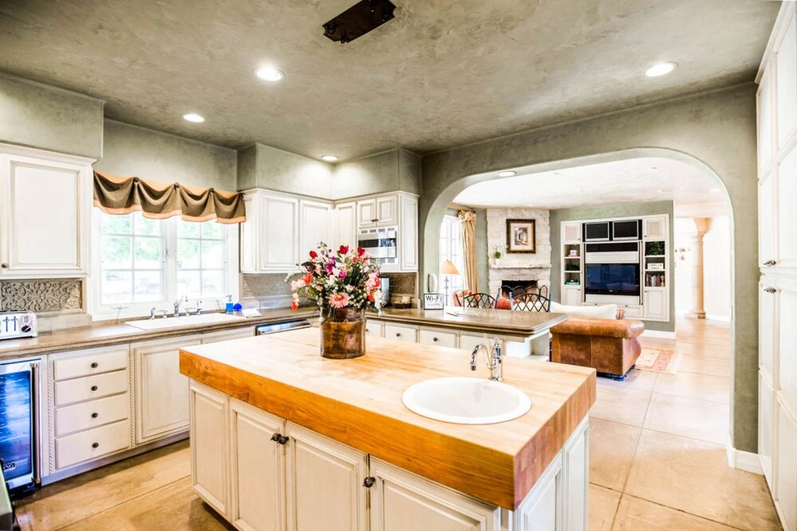 Catalina by Avantstay | Private Grand Estate - Backyard & Pool