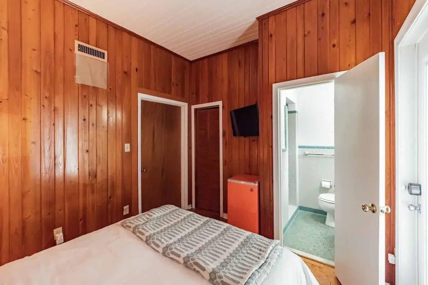 Gainesville 1 Bedroom Apts with Pool, Walk to UF Campus by RedAwning