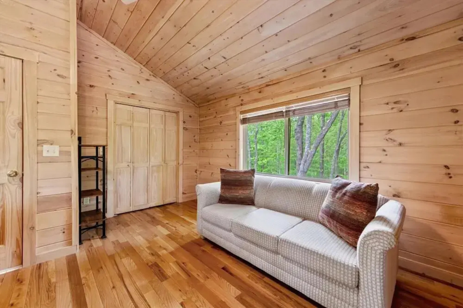 Firefly-pristine Mountain Cabin With hot tub Screened Porch Fire pit Wifi