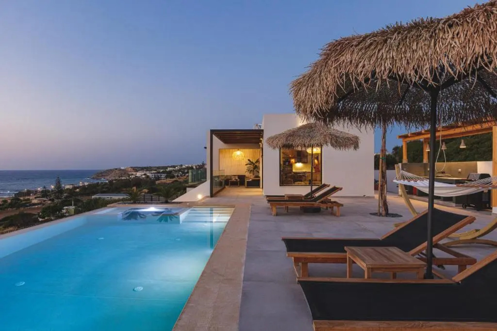 Bohemian Villas with Private Infinity Pool, Jacuzzi & Seaview, 15min from City Center
