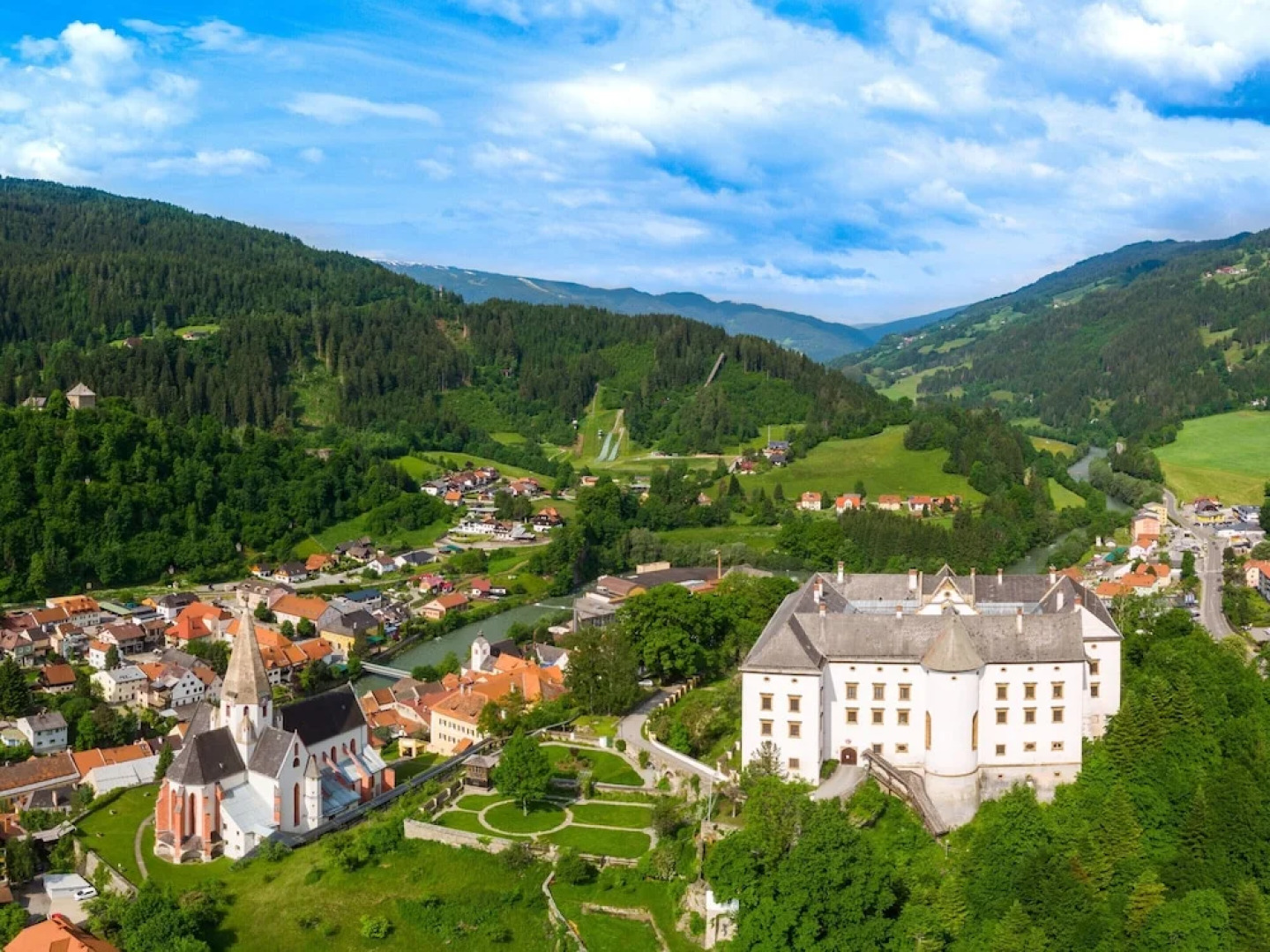 Spacious Chalet near Ski Area in Sankt Georgen ob Murau