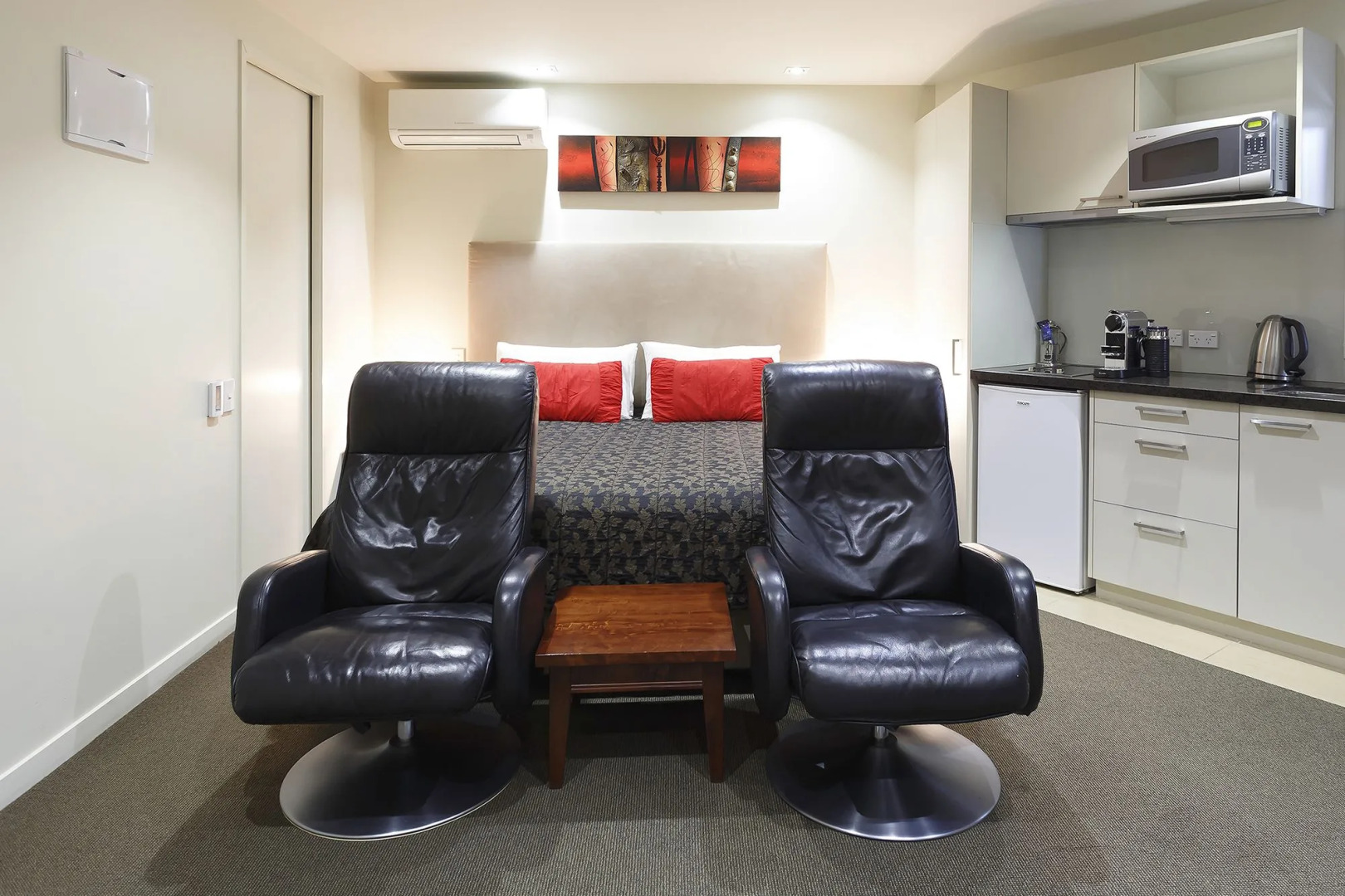 DeLorenzo's Studio Apartments