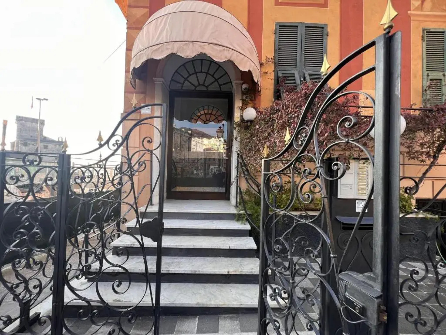 AL CASTELLO-VISTA MARE -ROMANTICO e CENTRALE a 20 METRI DAL MARE-toll parking at 15 euro per day to be booked in advance -subject to availability