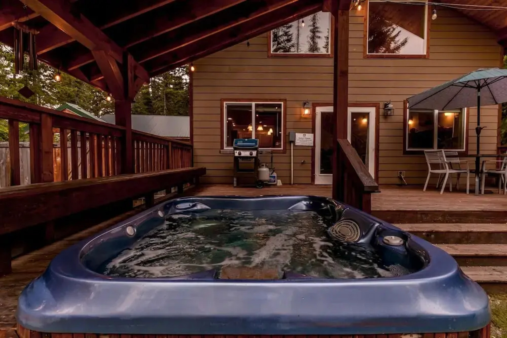 Paws In The Mountains 2 Bedroom Home by NW Comfy Cabins by RedAwning