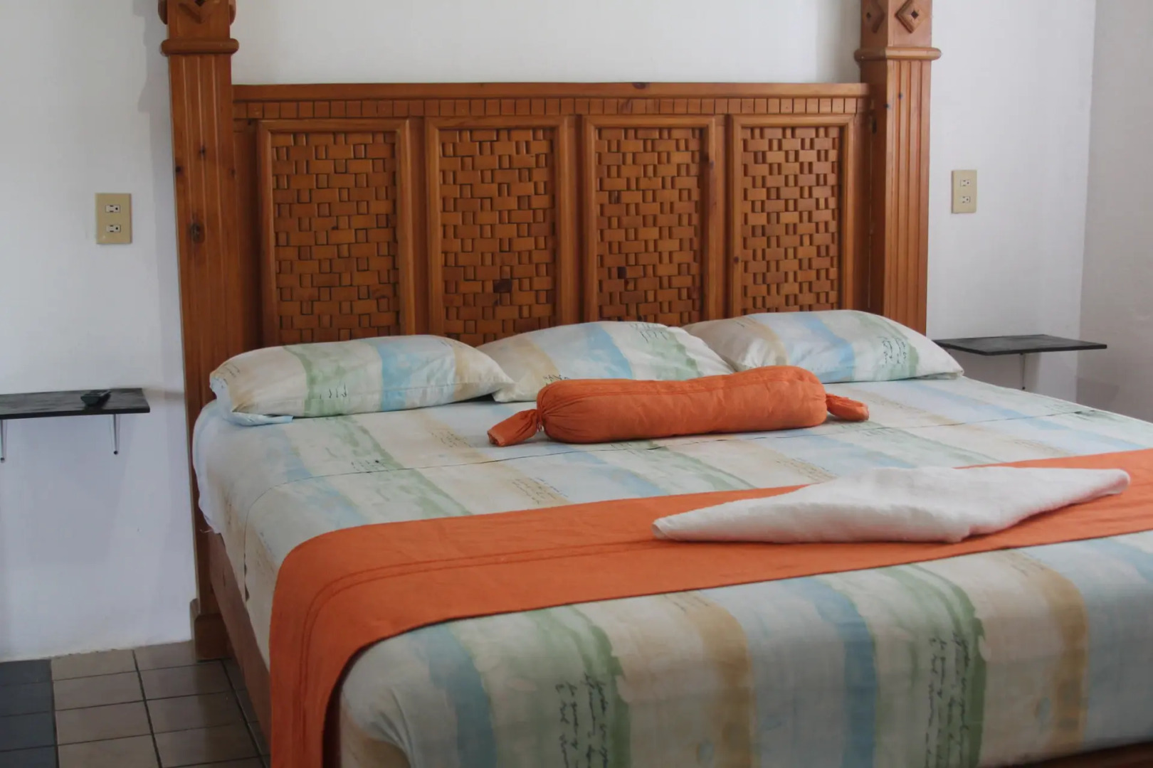 Mayflower Hotel & Hostal