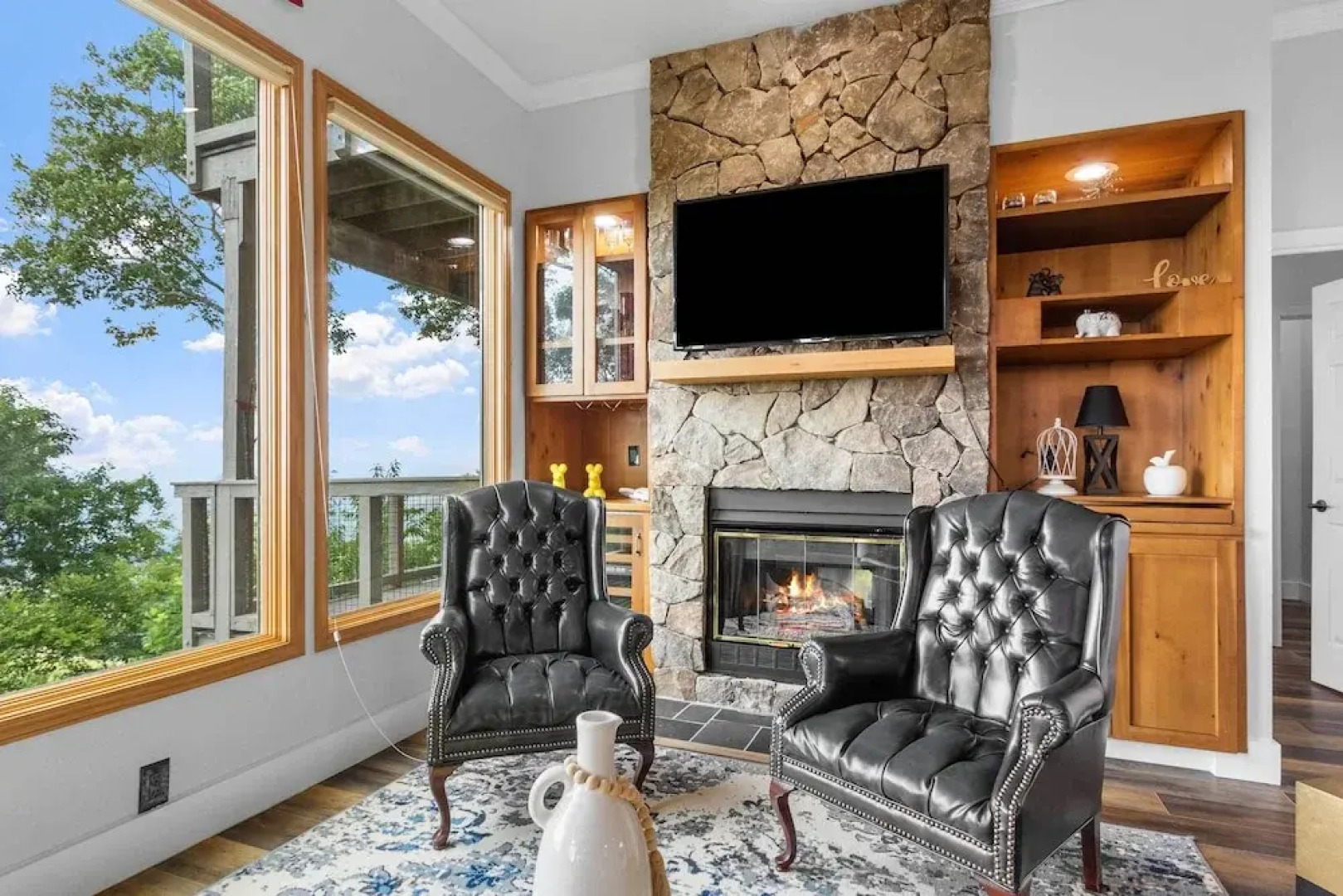 Hiking On-site: Mtn-view Burnsville Condo!