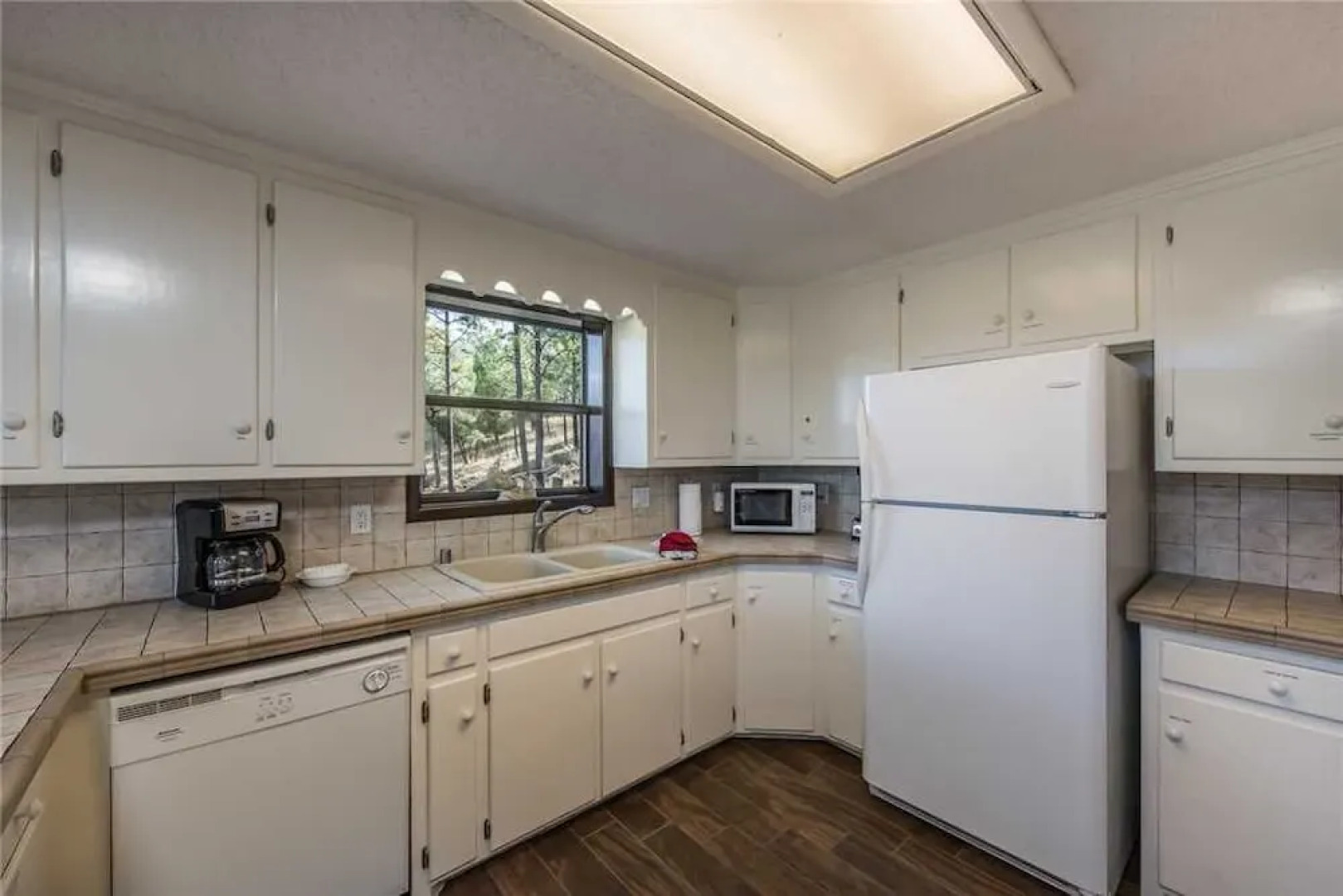 Gray Wolf Lodge - Four Bedroom Cabin with Hot Tub