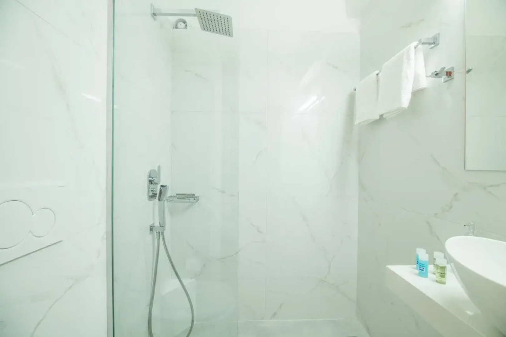 Hiona Holiday Hotel