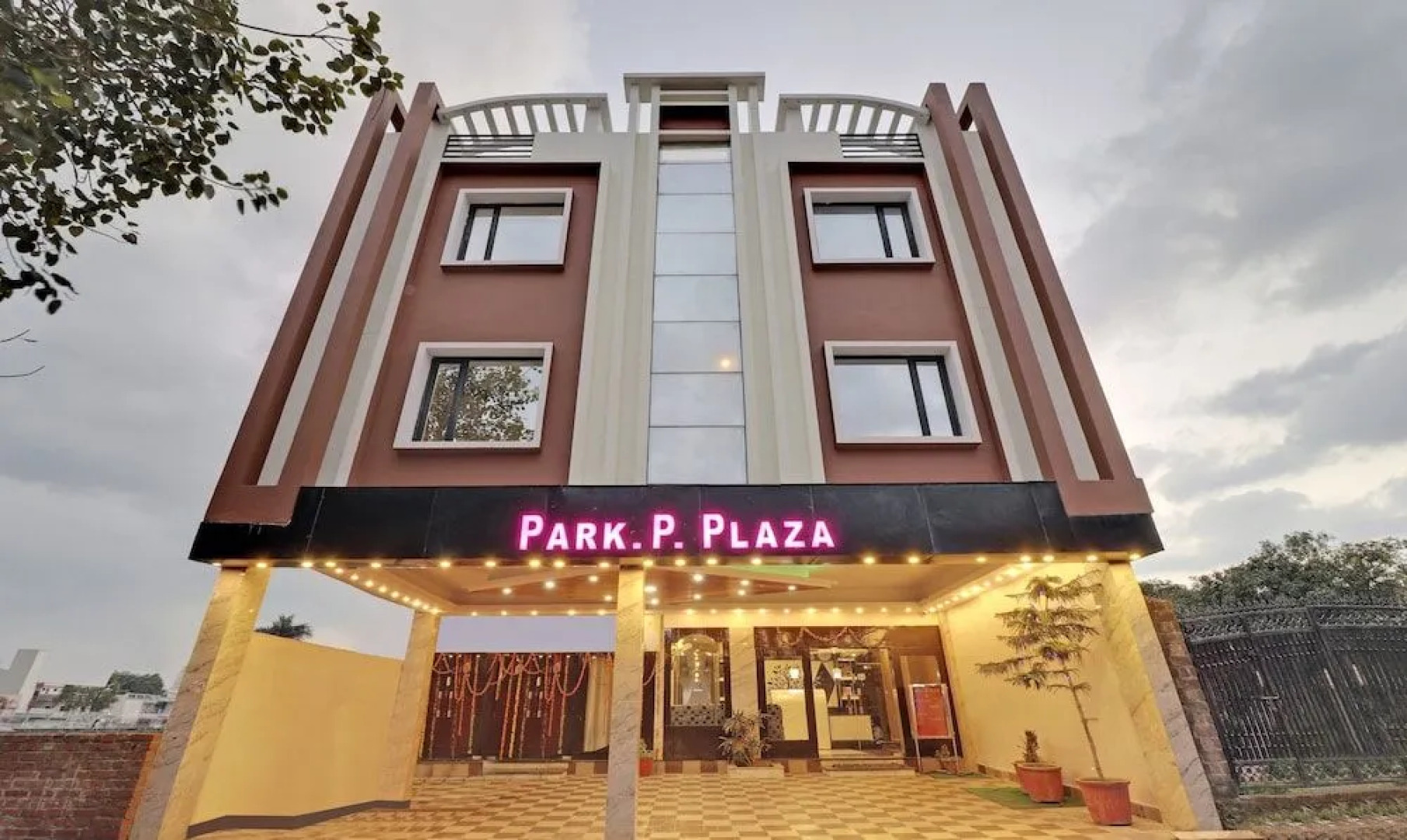 Treebo New Park Premium Plaza